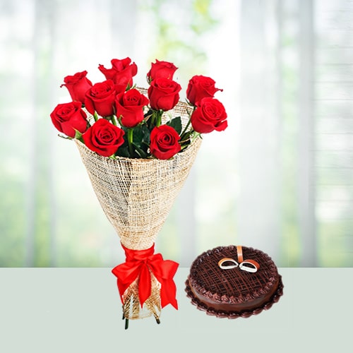 Flowers Bouquet of roses N Chocolate Cake 